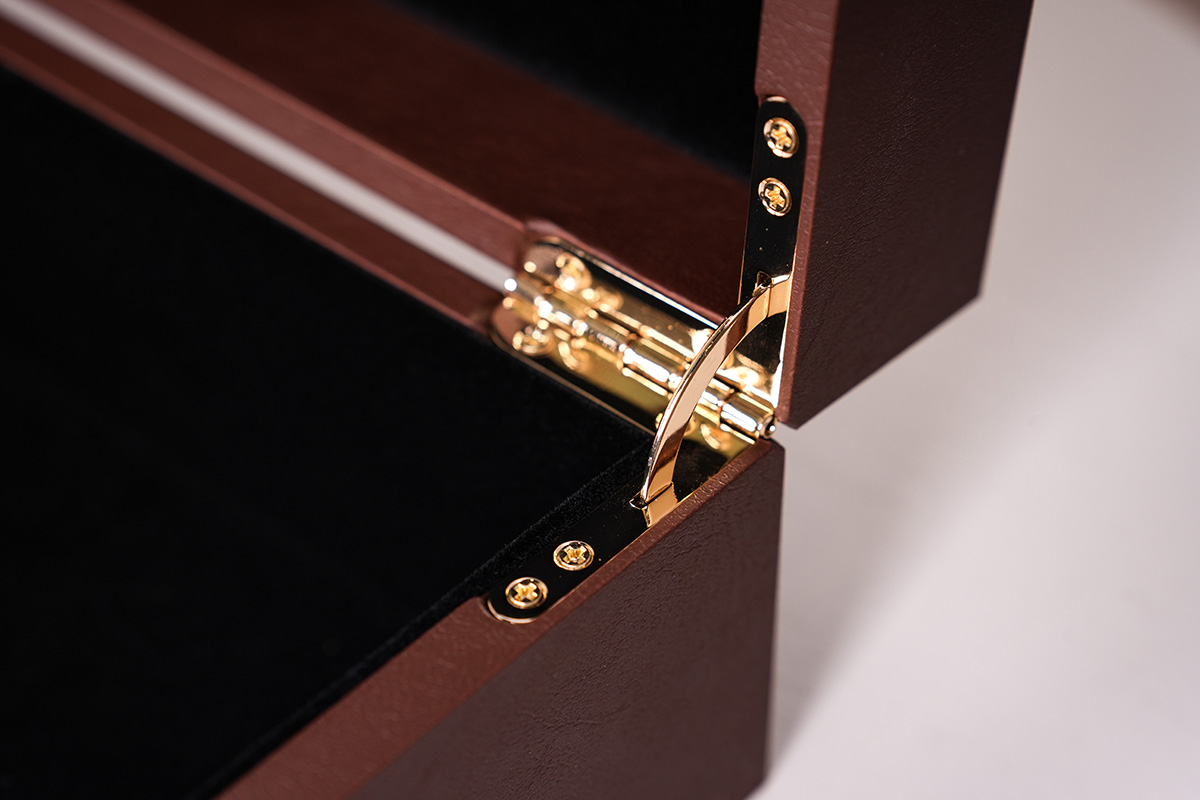 Hochwertige Geschenkbox aus Kunstleder.